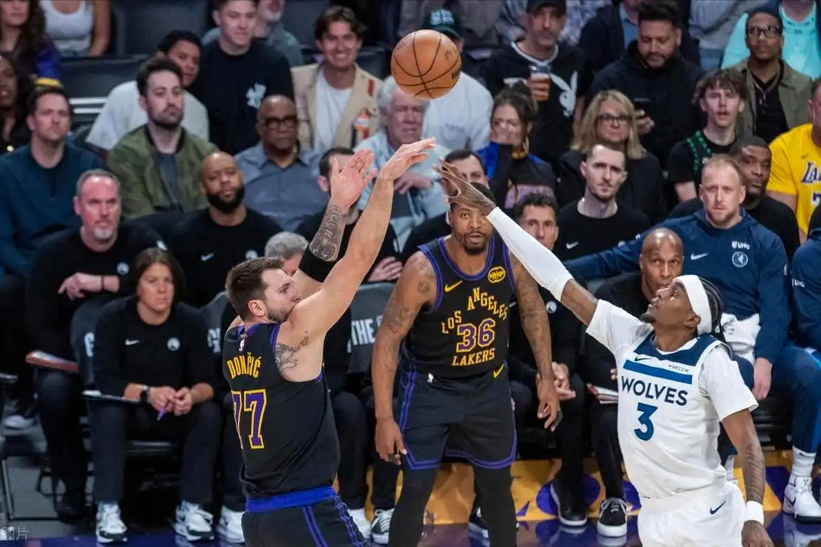 开云体育官网-15分+12分+10分！湖人奇兵成3连胜幕后英雄，东契奇：他被低估了