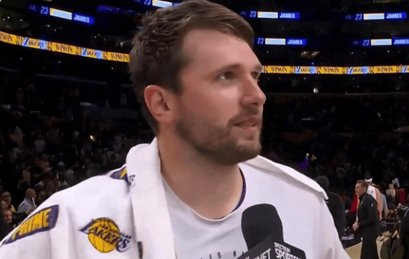 开云体育下载-詹姆斯让权，东契奇扛旗：湖人锁定季后赛，新老王权平稳交接